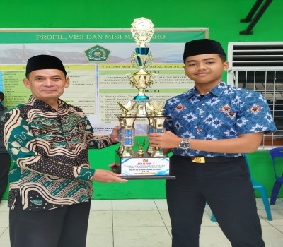 Penyerahan Piala Juara 1 LKBB Campuran pada HAORNAS ke-41 Kepada MAN Karo