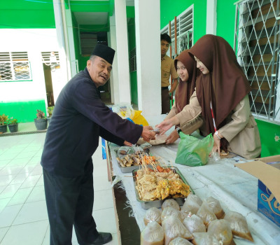 OSIM MAN Karo dalam Rangka Jumat Barokah Bagikan Takjil di MAN Karo